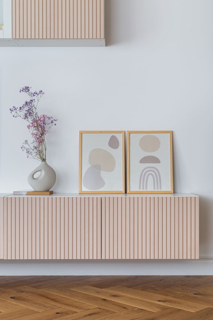 Ąžuolinis 90° parketas su skandinaviško stiliaus durimis