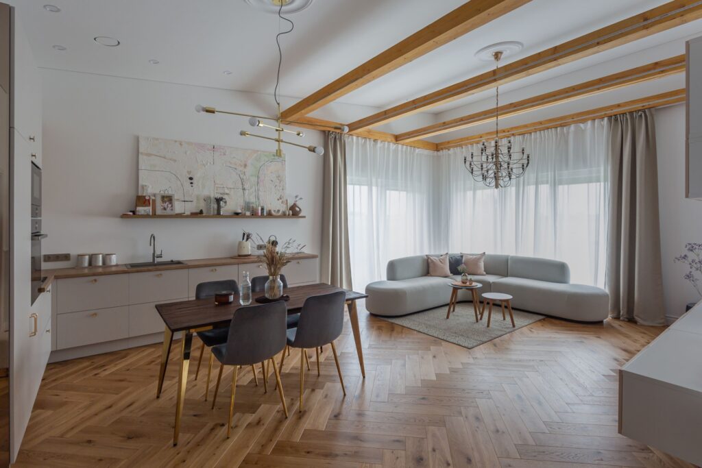 Ąžuolinis 90° parketas su skandinaviško stiliaus durimis