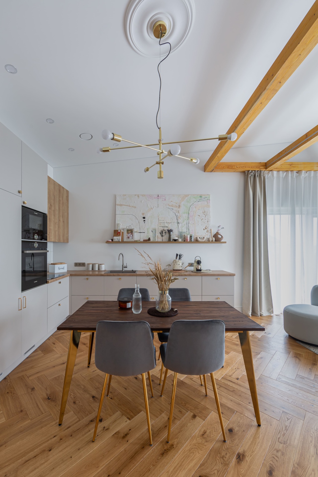 Ąžuolinis 90° parketas su skandinaviško stiliaus durimis