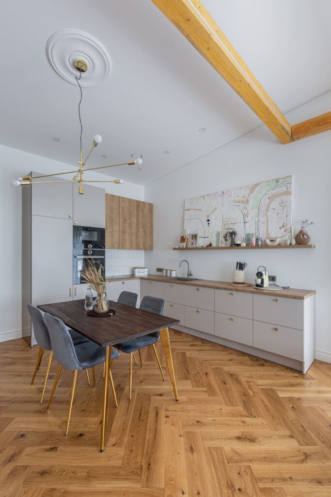 Ąžuolinis 90° parketas su skandinaviško stiliaus durimis