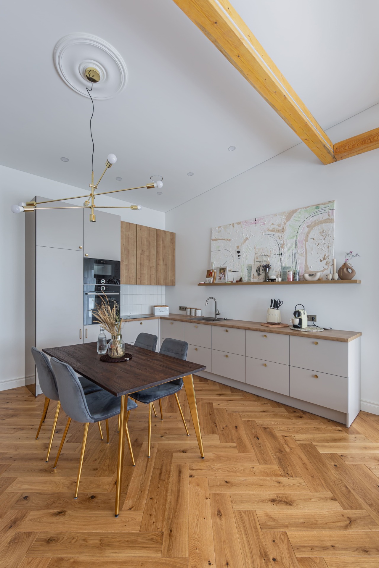 Ąžuolinis 90° parketas su skandinaviško stiliaus durimis