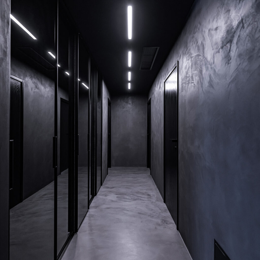 Medinės durys urbanistiniame interjere – natūralumas ir prabanga