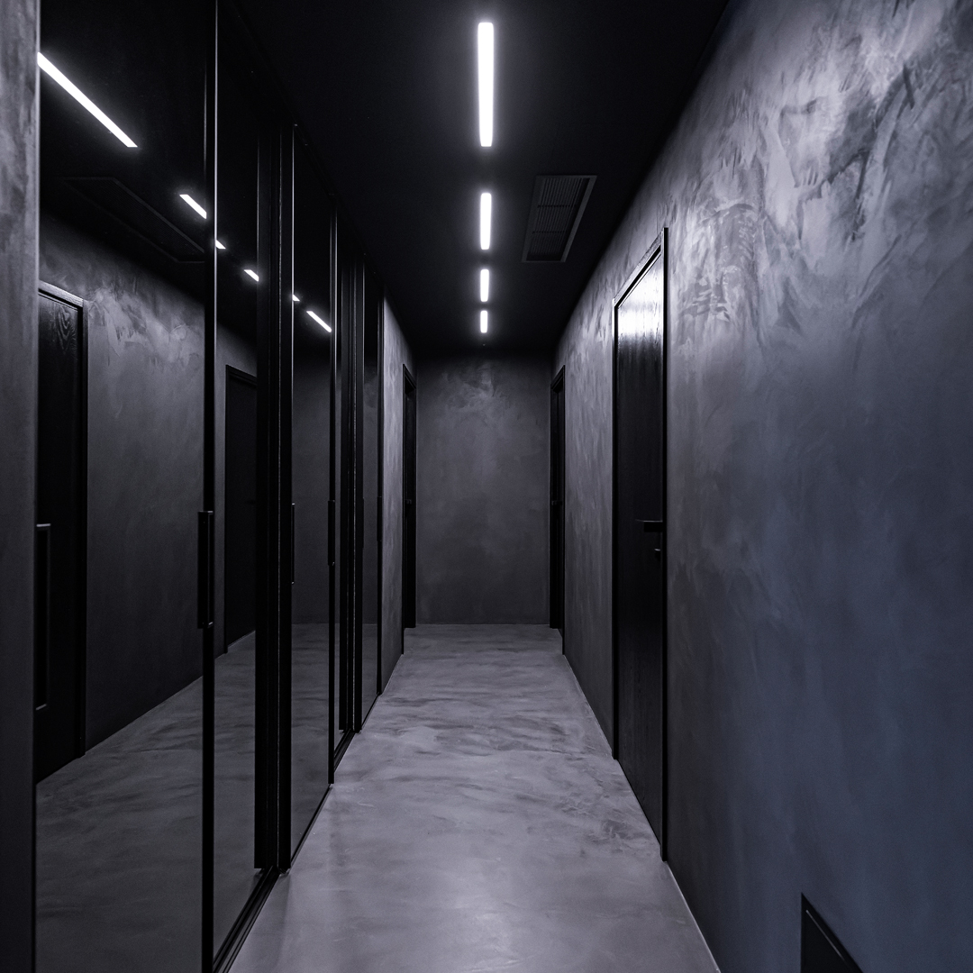 Medinės durys urbanistiniame interjere – natūralumas ir prabanga