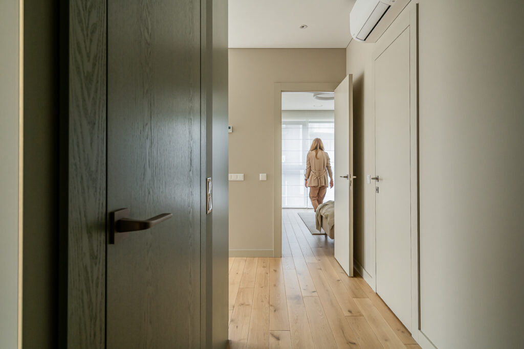 Medinės grindinės lentos iš ąžuolo svetainėje.