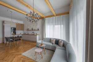 ąžuolinės parketlentės interjere