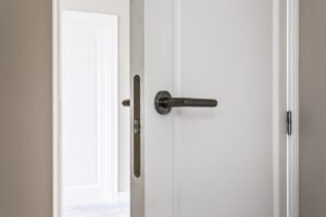 Vidaus durys su stakta – formos ir funkcijos vienovė