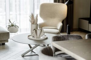 Grindys eglute: amžina elegancija ir meniškas dizainas