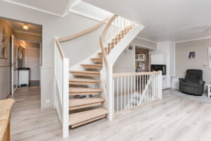 Laiptų turėklai: estetikos ir saugumo pusiausvyra