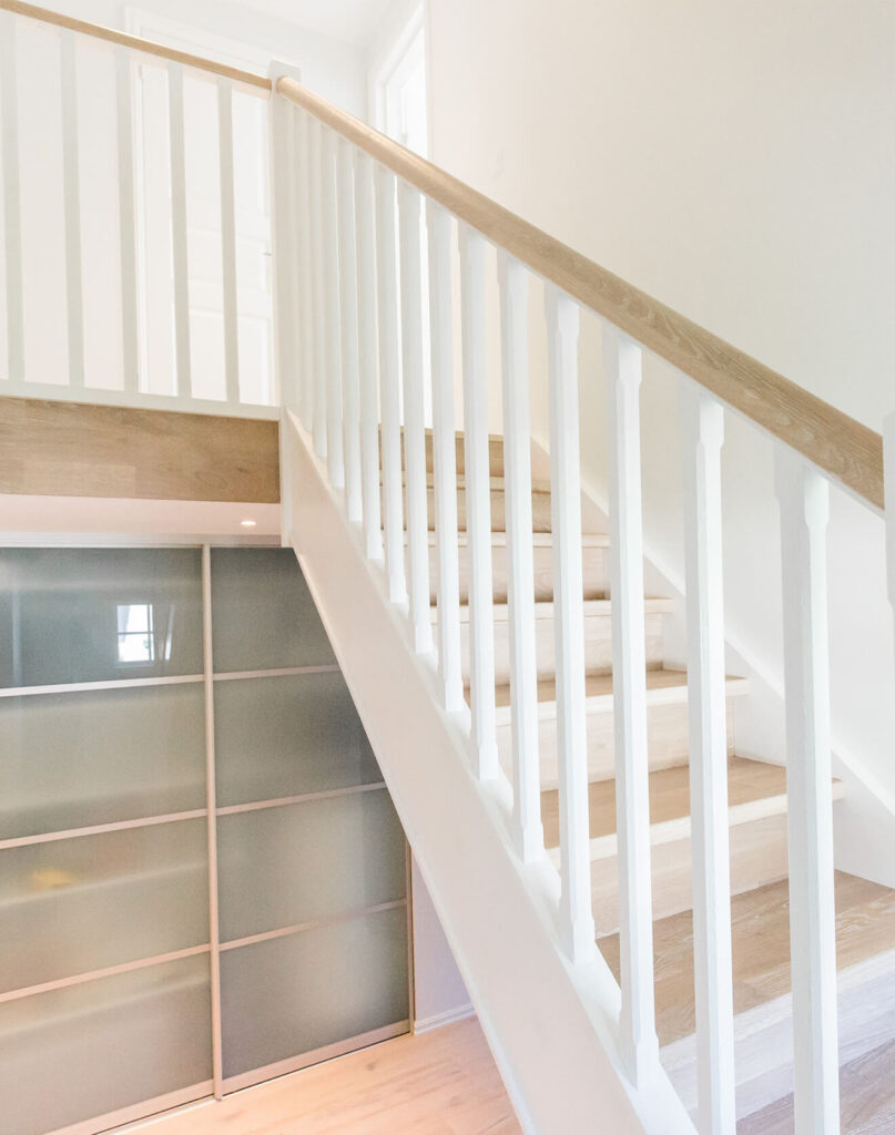 Ąžuolinės laiptų pakopos: saugumo ir estetikos jungtis