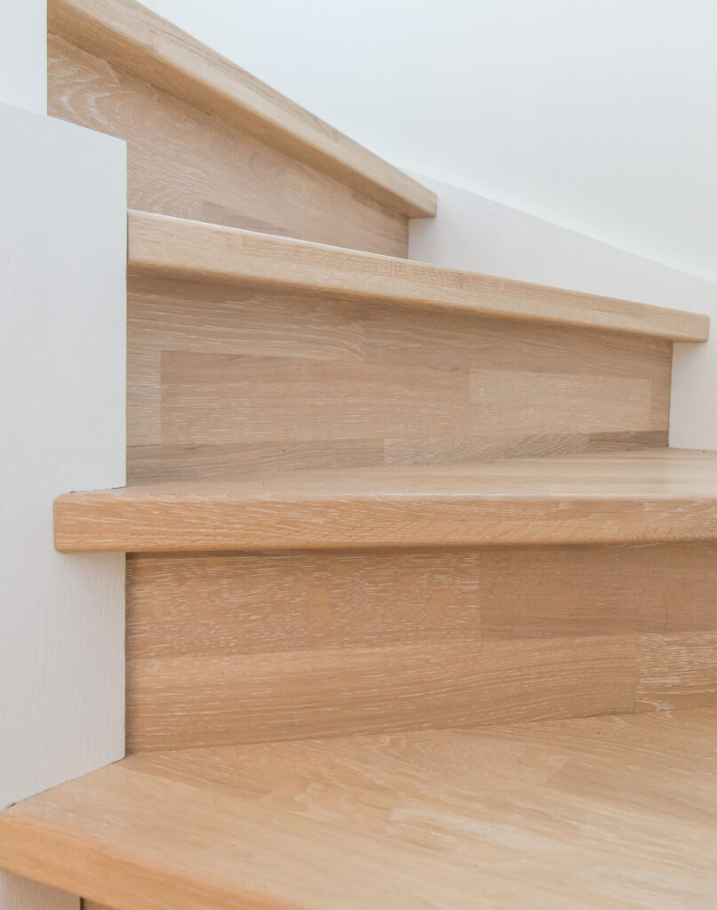 Ąžuolinės laiptų pakopos: saugumo ir estetikos jungtis