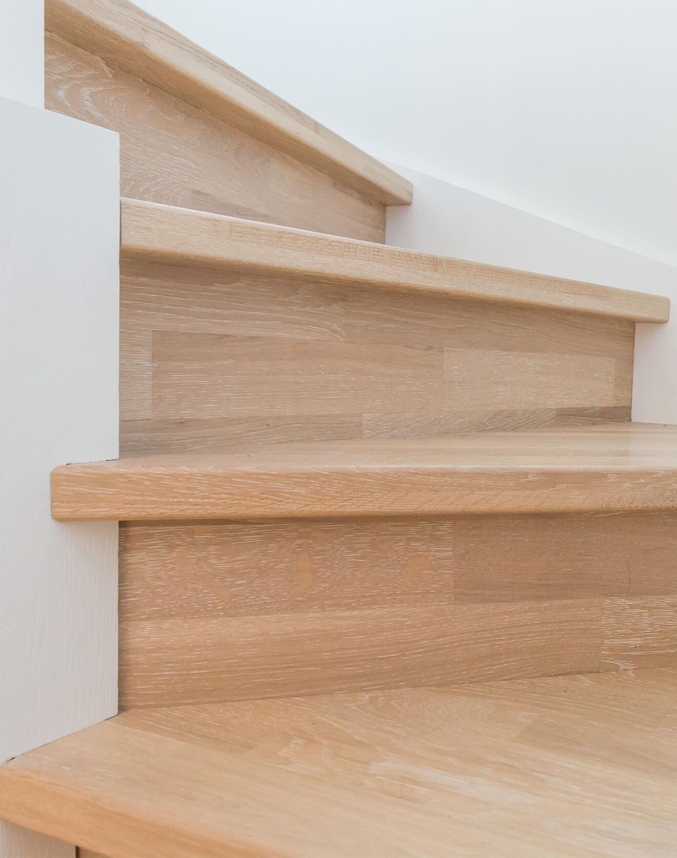 Ąžuolinės laiptų pakopos: saugumo ir estetikos jungtis