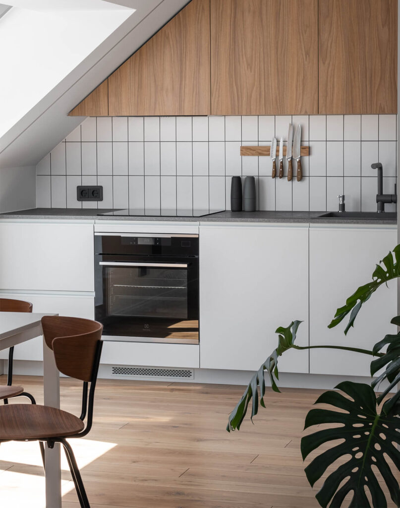 Baltos kambario durys ir ąžuolinės grindys – dizainerių pamėgtas sprendimas