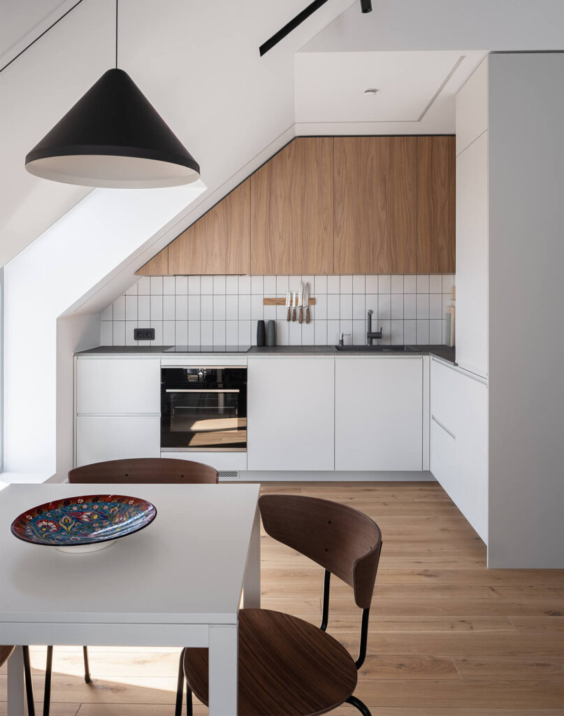 Baltos kambario durys ir ąžuolinės grindys – dizainerių pamėgtas sprendimas