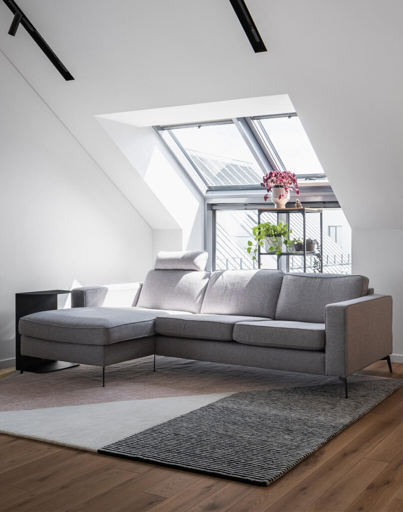 Baltos kambario durys ir ąžuolinės grindys – dizainerių pamėgtas sprendimas