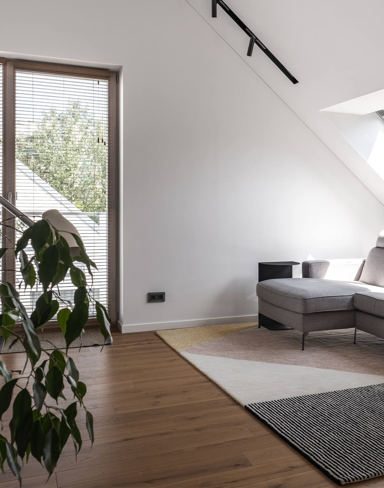 Baltos kambario durys ir ąžuolinės grindys – dizainerių pamėgtas sprendimas