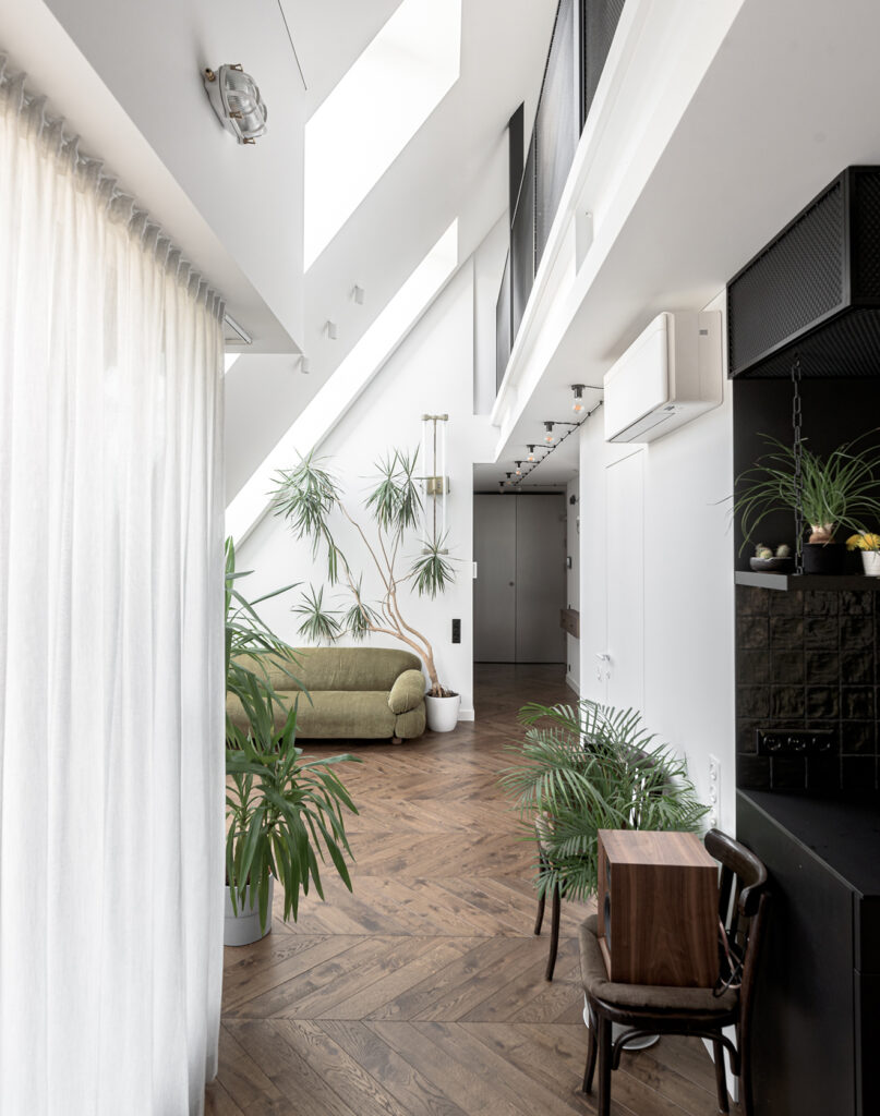 Gamta persmelktame interjere natūralumo įspūdį stiprina ąžuolinės parketlentės