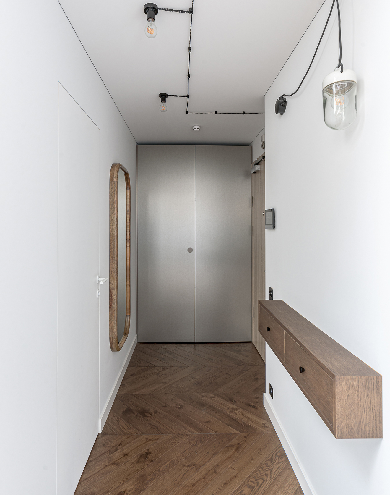 Gamta persmelktame interjere natūralumo įspūdį stiprina ąžuolinės parketlentės