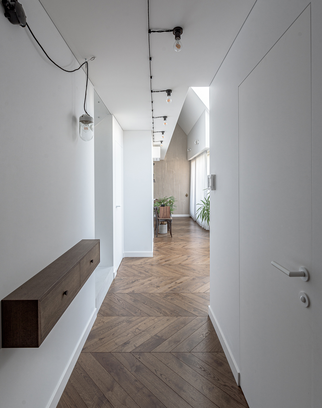 Gamta persmelktame interjere natūralumo įspūdį stiprina ąžuolinės parketlentės