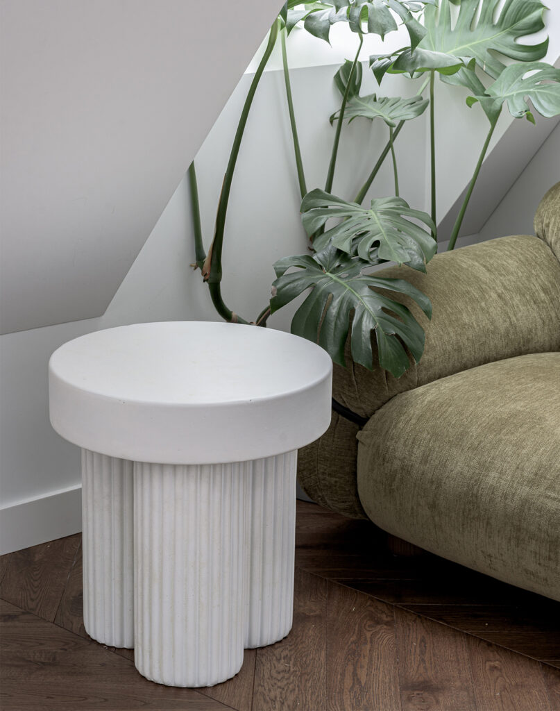 Gamta persmelktame interjere natūralumo įspūdį stiprina ąžuolinės parketlentės