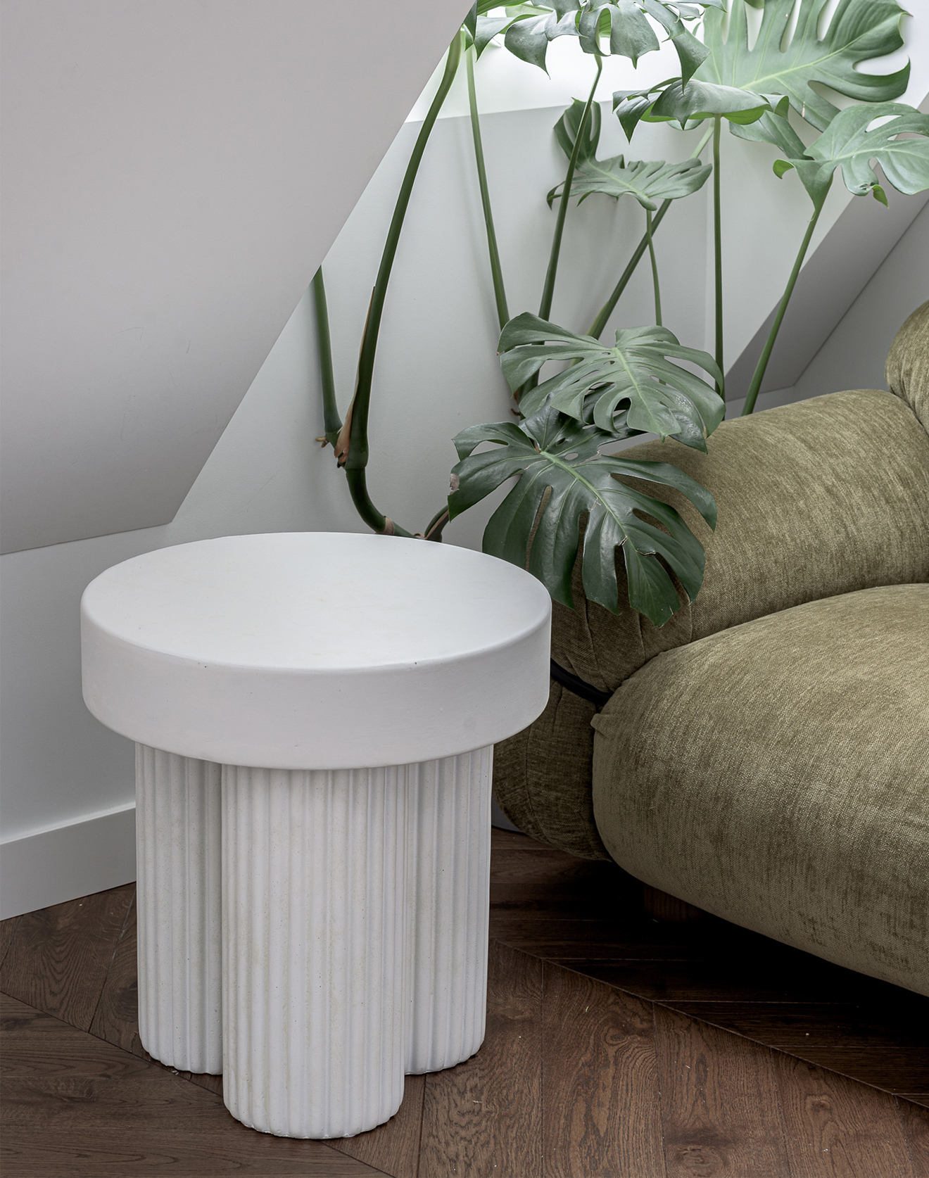 Gamta persmelktame interjere natūralumo įspūdį stiprina ąžuolinės parketlentės