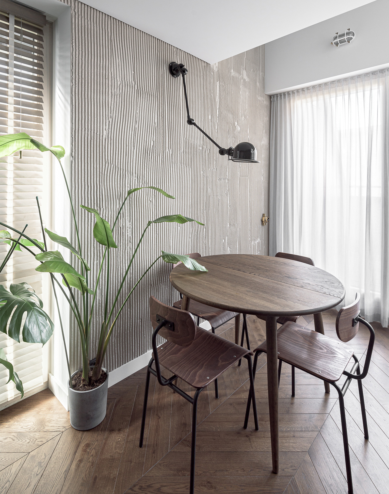 Gamta persmelktame interjere natūralumo įspūdį stiprina ąžuolinės parketlentės