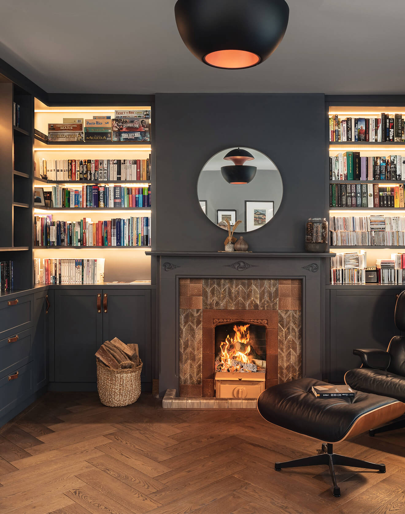 Grindlentės vonioje, grindų raštų ir spalvų dermė, ąžuoliniai laiptai – britų dizainerės projektas