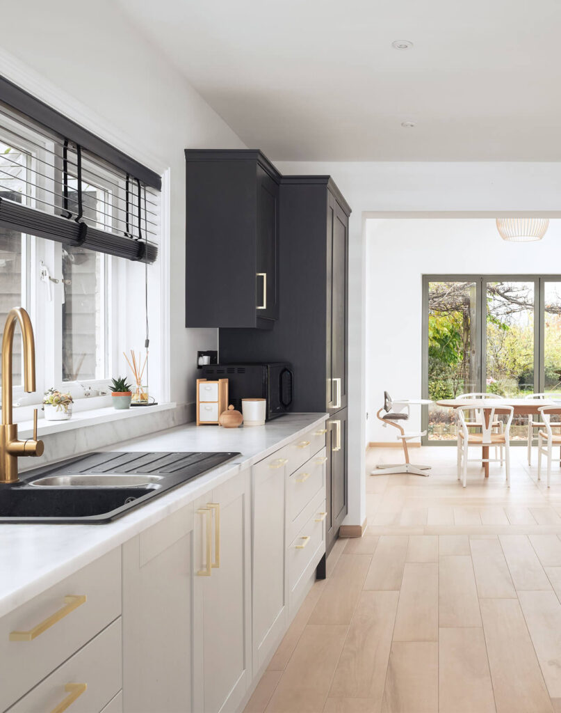 Grindlentės vonioje, grindų raštų ir spalvų dermė, ąžuoliniai laiptai – britų dizainerės projektas