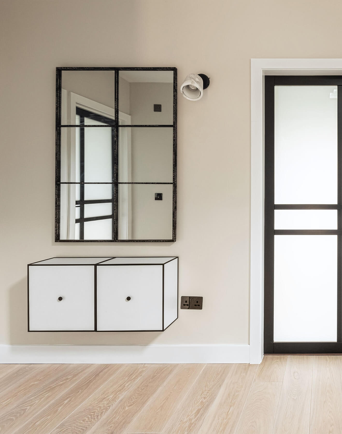 Grindlentės vonioje, grindų raštų ir spalvų dermė, ąžuoliniai laiptai – britų dizainerės projektas