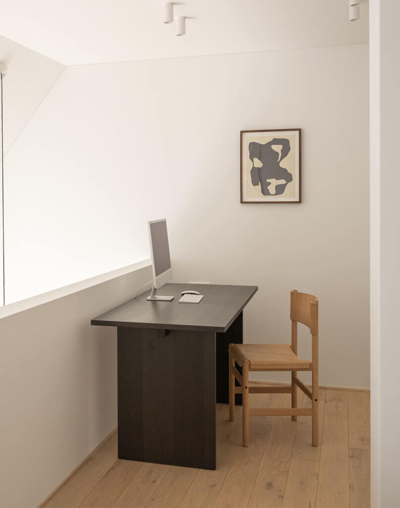 Laiptų pakopos sukūrė vientisą perėjimą tarp pirmojo ir antrojo aukšto erdvių