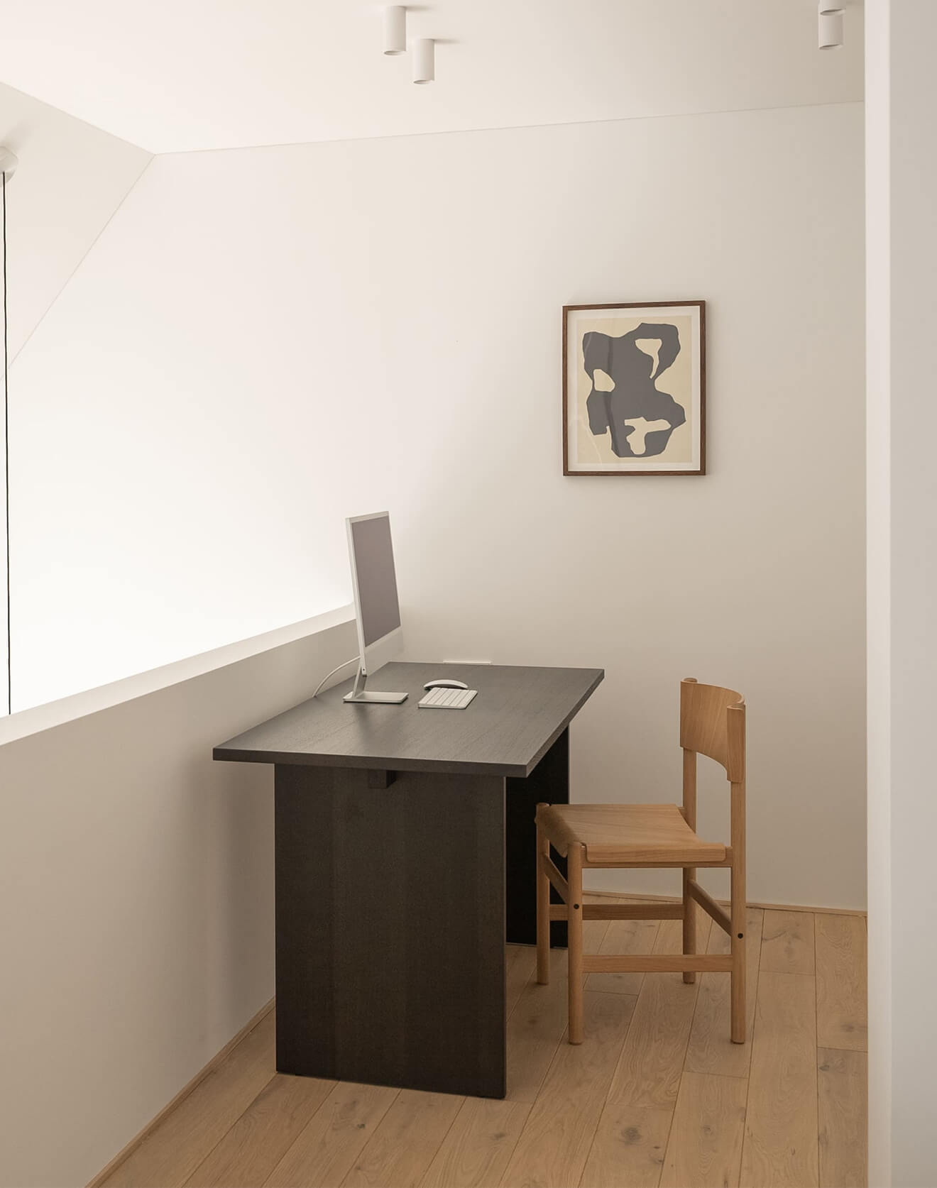 Laiptų pakopos sukūrė vientisą perėjimą tarp pirmojo ir antrojo aukšto erdvių