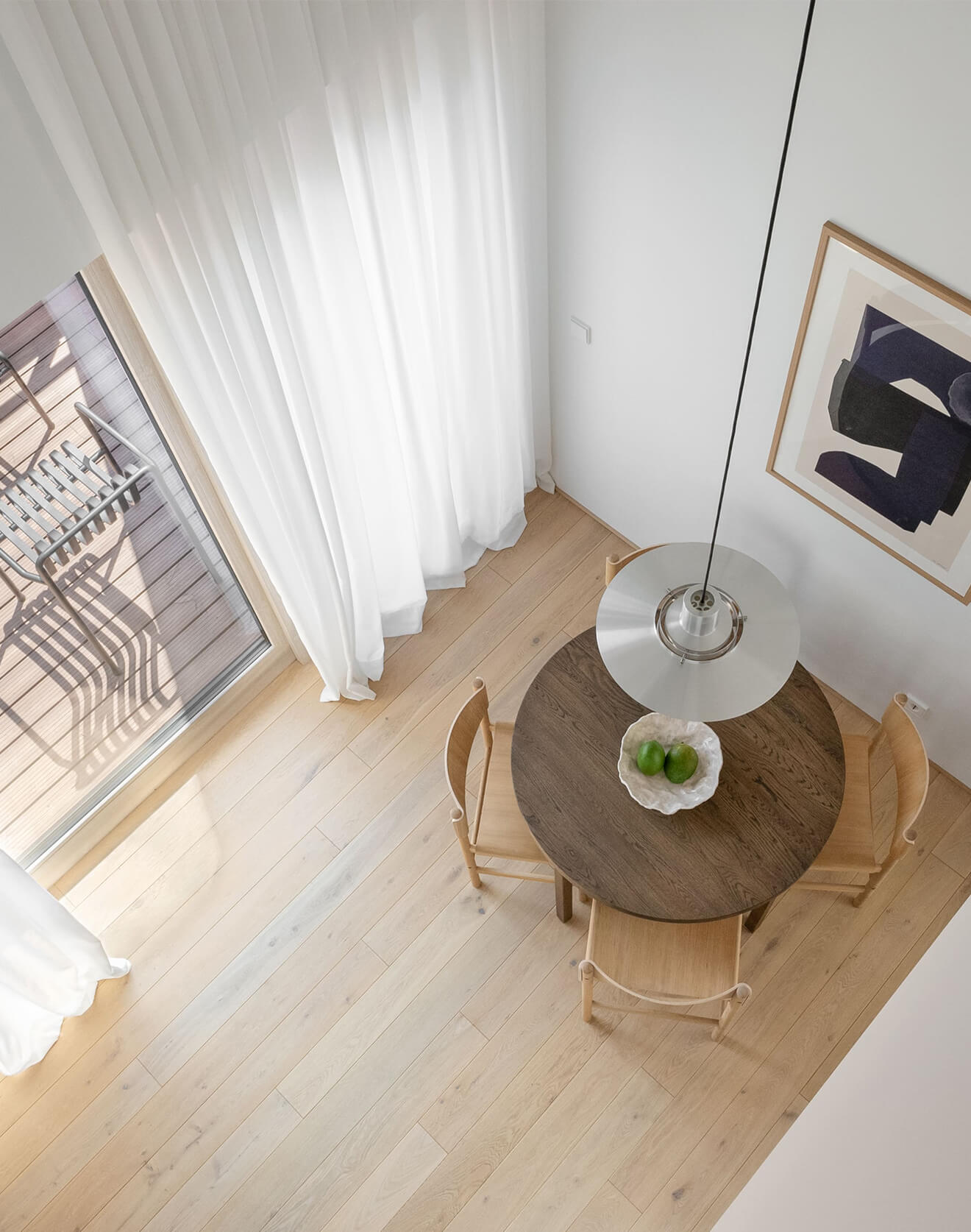 Laiptų pakopos sukūrė vientisą perėjimą tarp pirmojo ir antrojo aukšto erdvių