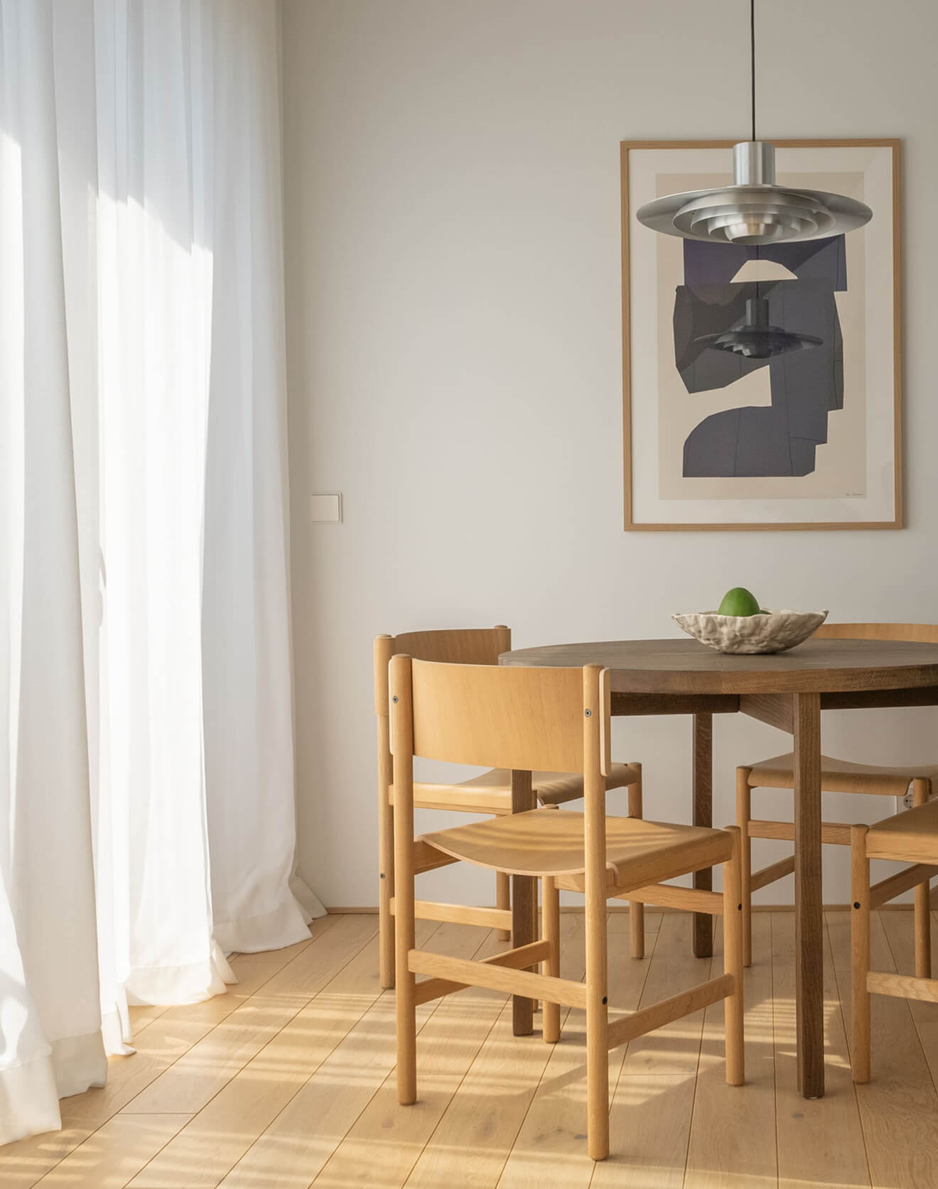 Laiptų pakopos sukūrė vientisą perėjimą tarp pirmojo ir antrojo aukšto erdvių