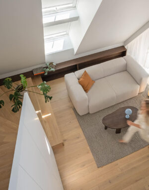 Laiptų pakopos sukūrė vientisą perėjimą tarp pirmojo ir antrojo aukšto erdvių