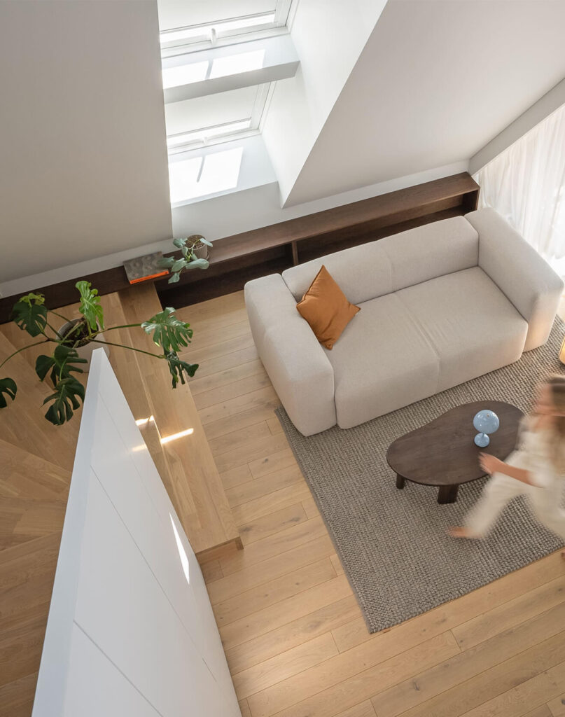 Laiptų pakopos sukūrė vientisą perėjimą tarp pirmojo ir antrojo aukšto erdvių