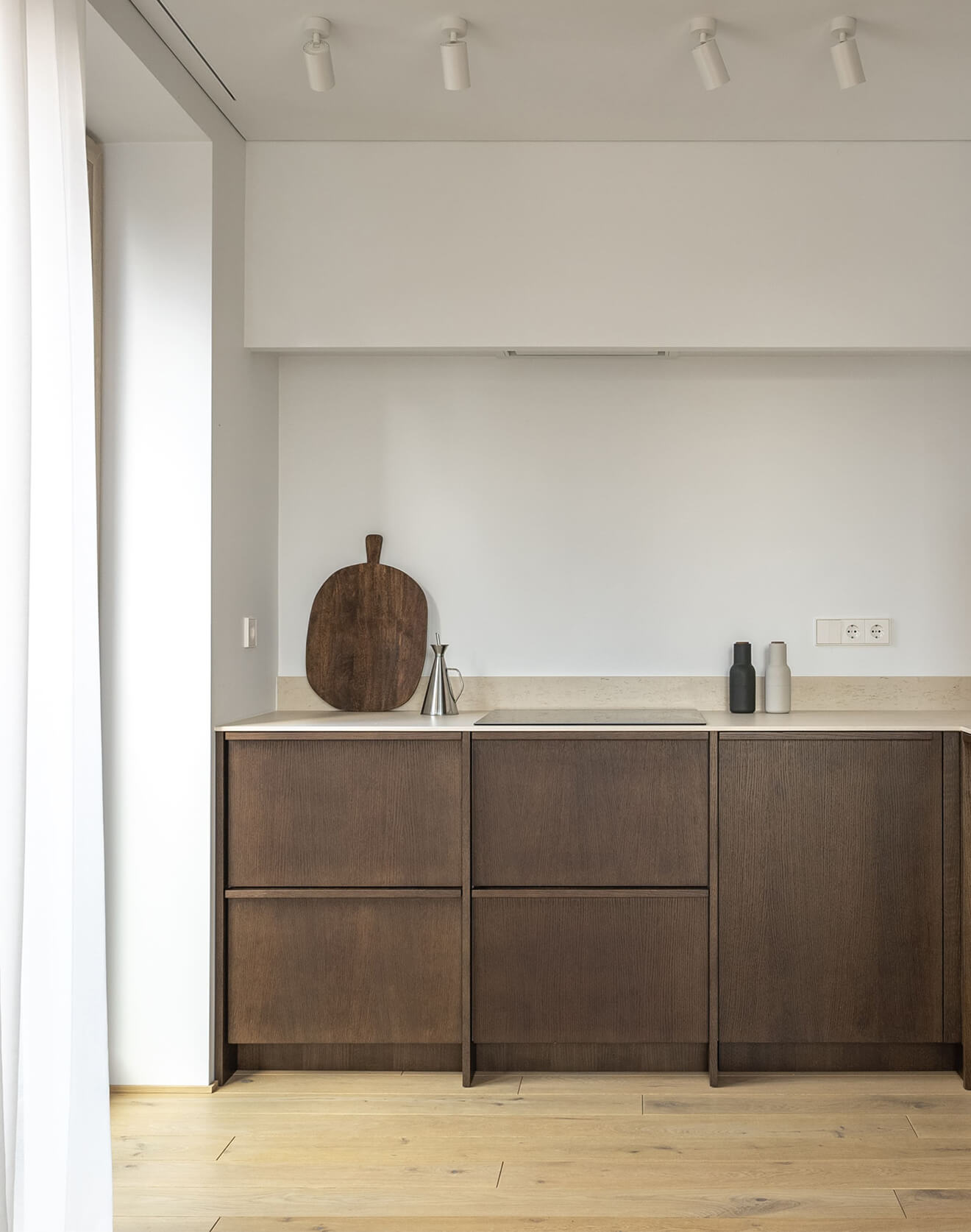 Laiptų pakopos sukūrė vientisą perėjimą tarp pirmojo ir antrojo aukšto erdvių