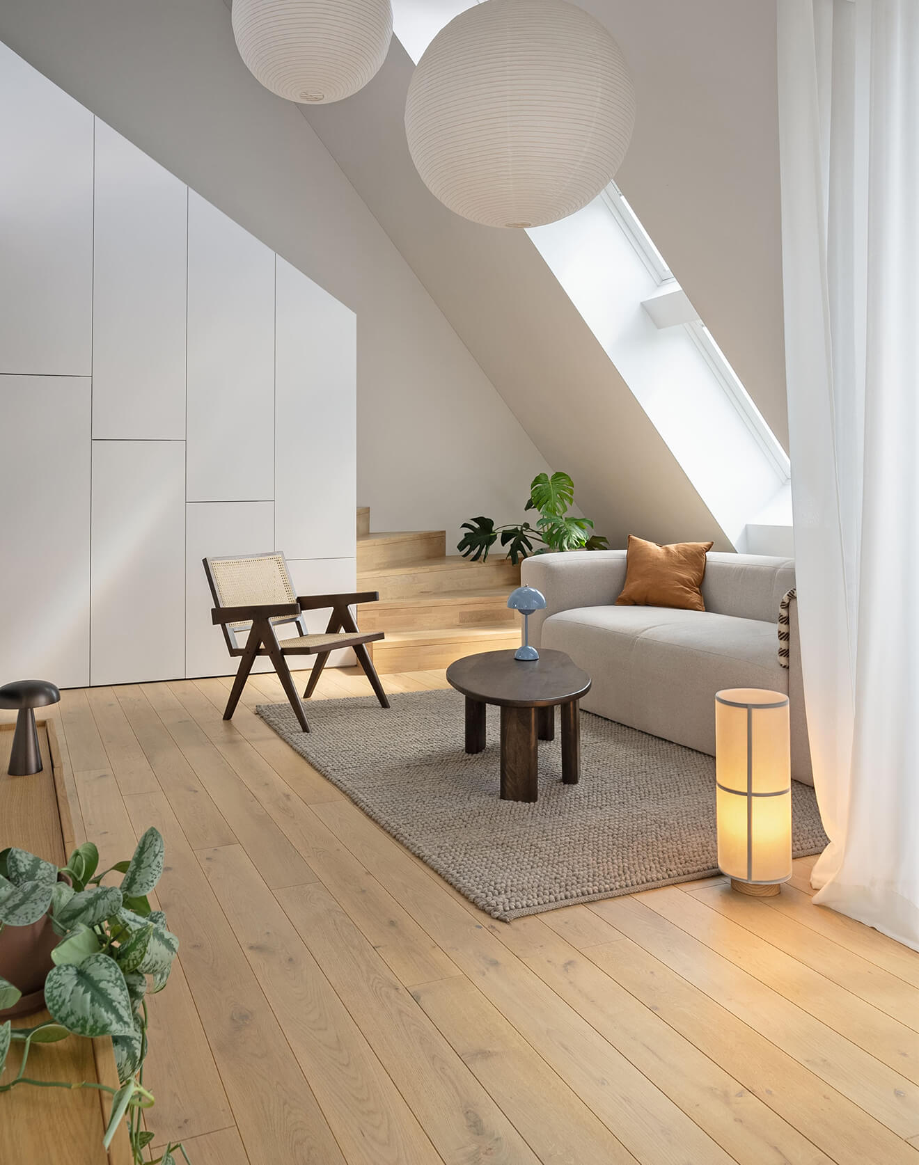 Laiptų pakopos sukūrė vientisą perėjimą tarp pirmojo ir antrojo aukšto erdvių