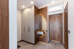 Medinės vidaus durys su stakta: funkcionalumas ir estetika