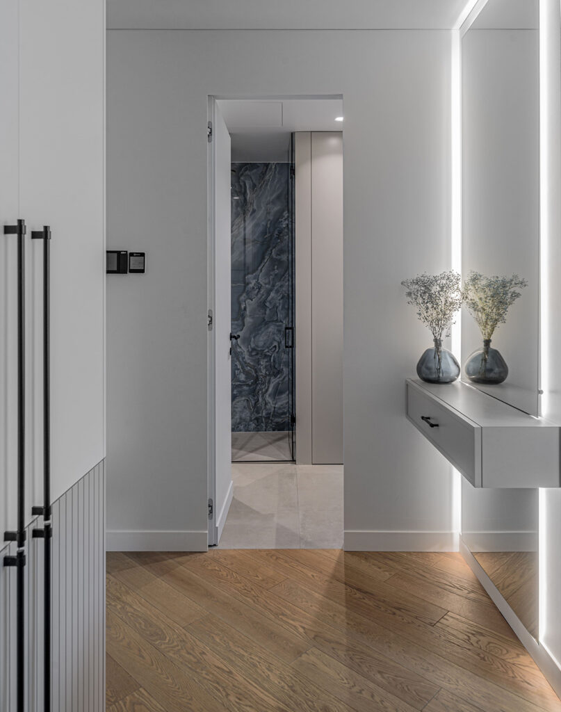 Įstrižai suklotos ąžuolinės grindys kuria dinamišką, energingą interjerą