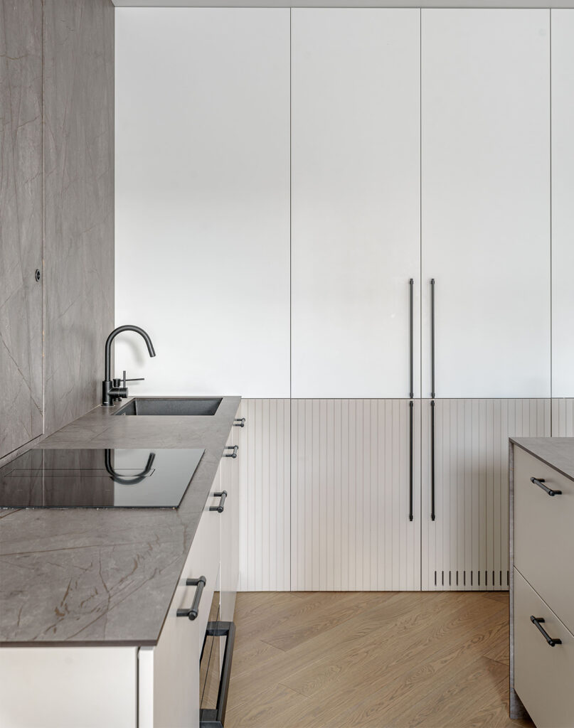 Įstrižai suklotos ąžuolinės grindys kuria dinamišką, energingą interjerą