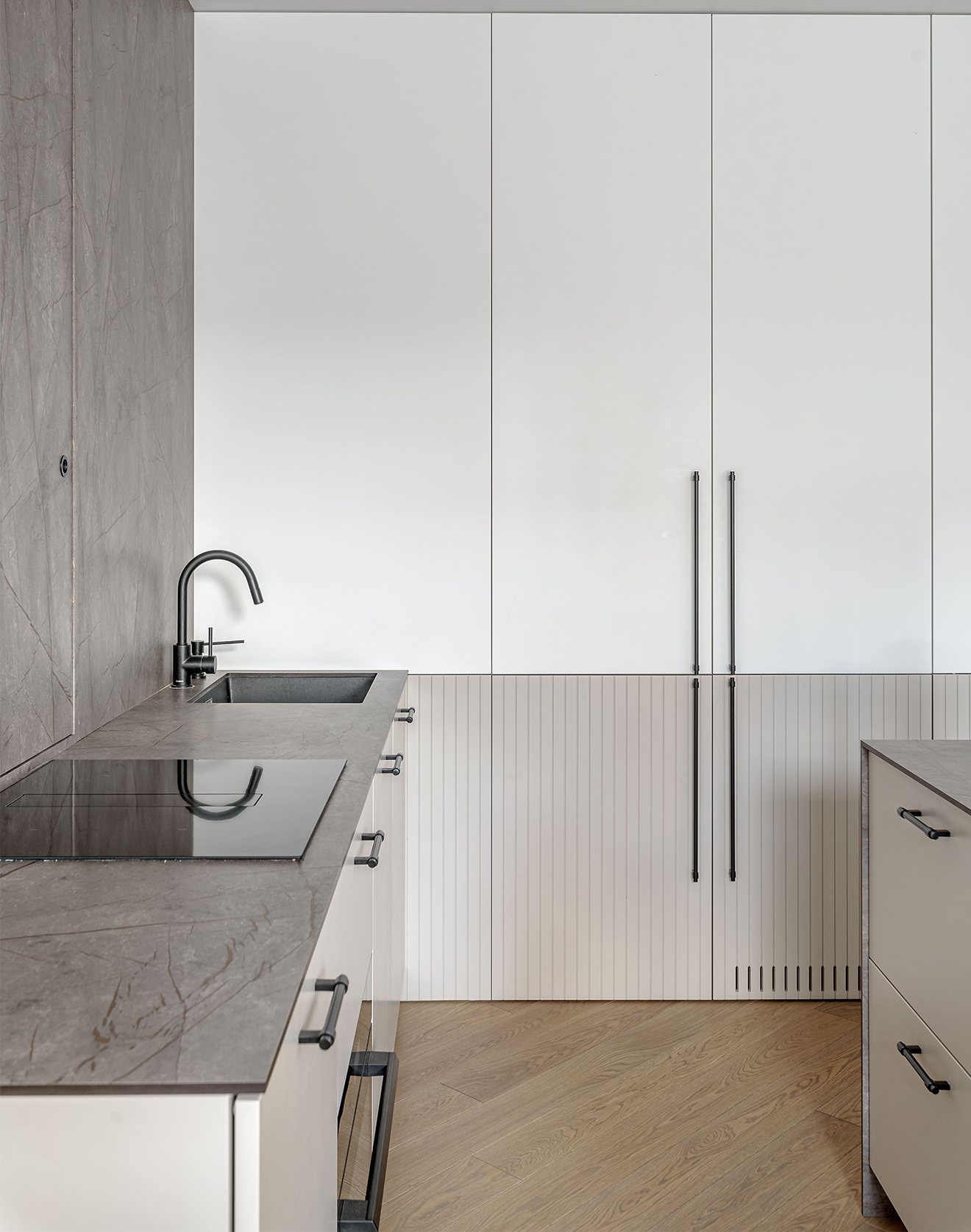 Įstrižai suklotos ąžuolinės grindys kuria dinamišką, energingą interjerą