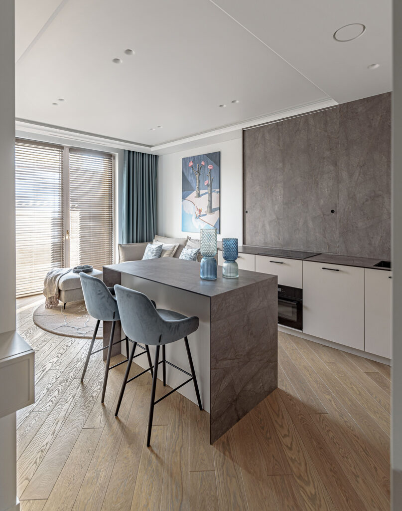 Įstrižai suklotos ąžuolinės grindys kuria dinamišką, energingą interjerą