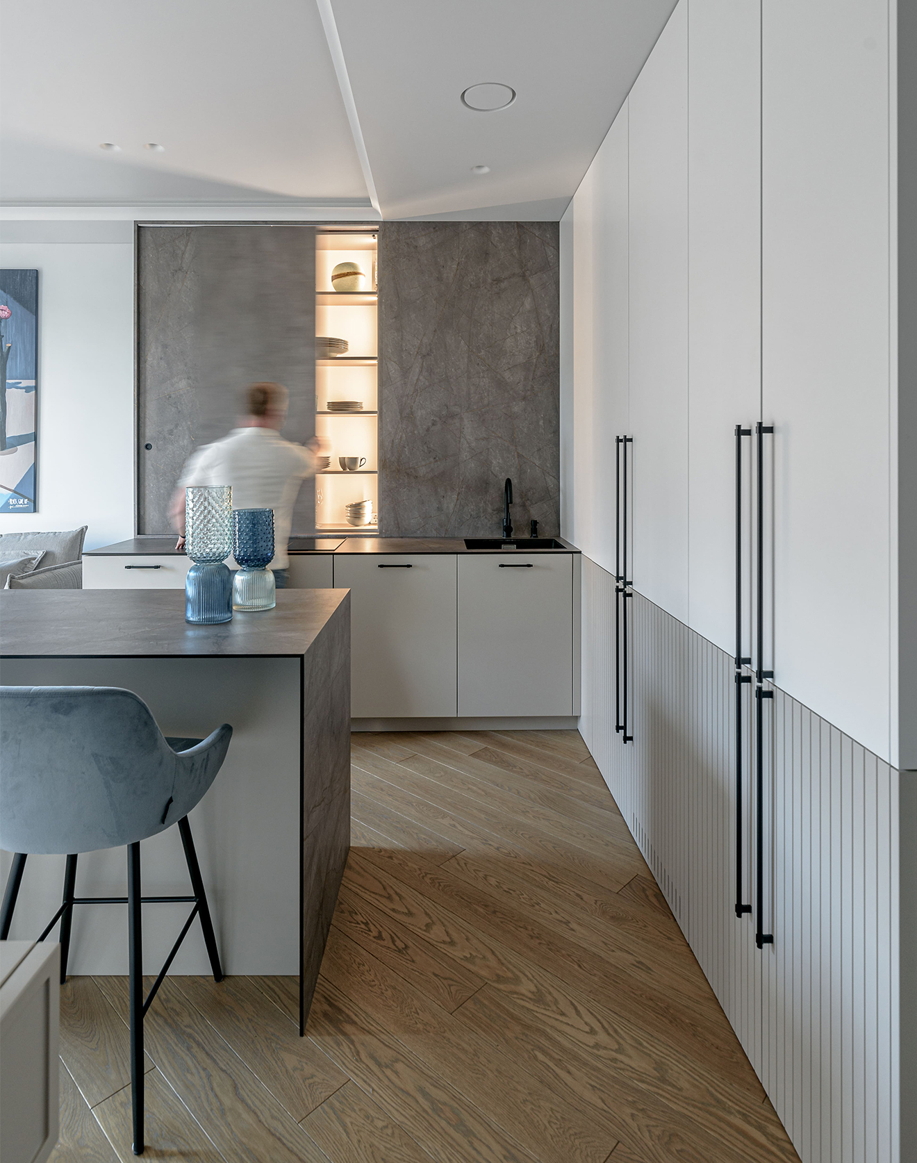 Įstrižai suklotos ąžuolinės grindys kuria dinamišką, energingą interjerą