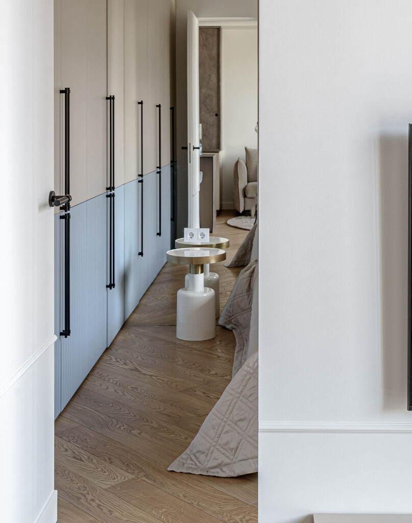 Įstrižai suklotos ąžuolinės grindys kuria dinamišką, energingą interjerą