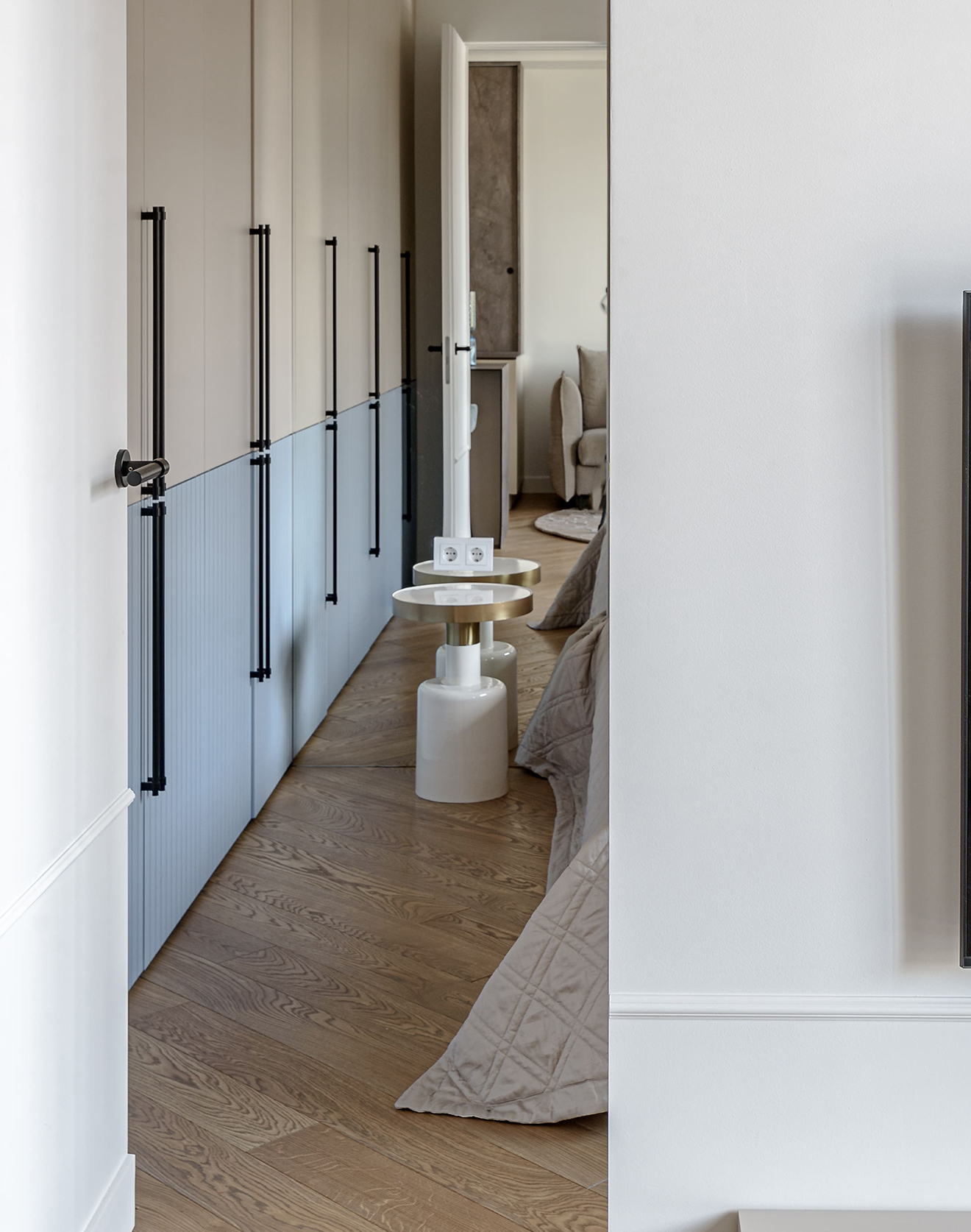 Įstrižai suklotos ąžuolinės grindys kuria dinamišką, energingą interjerą