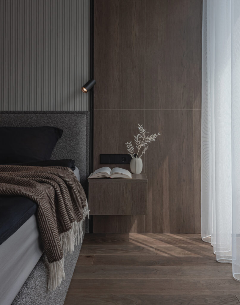 Medinės grindys minimalistiniame, ramių spalvų interjere