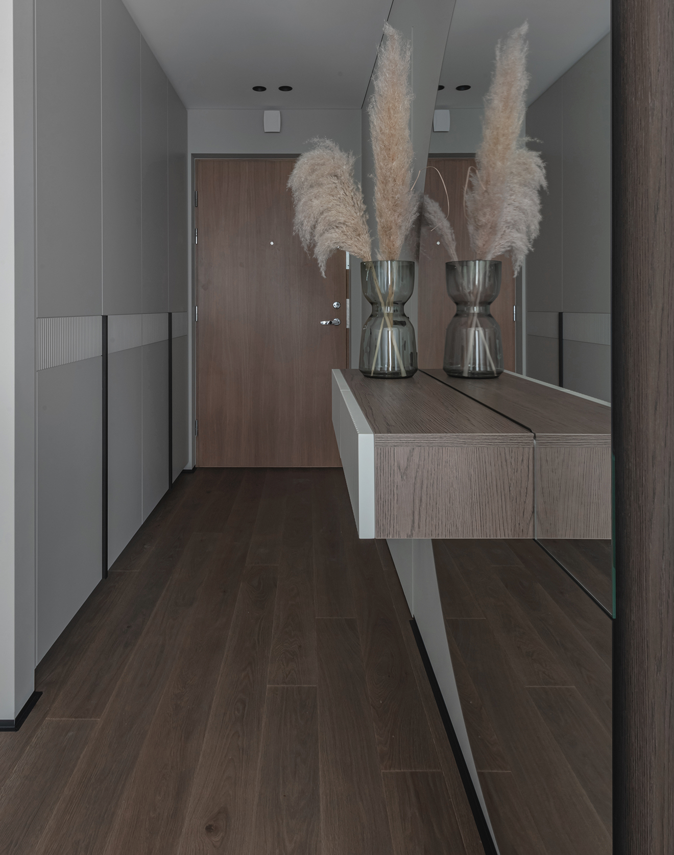 Medinės grindys minimalistiniame, ramių spalvų interjere