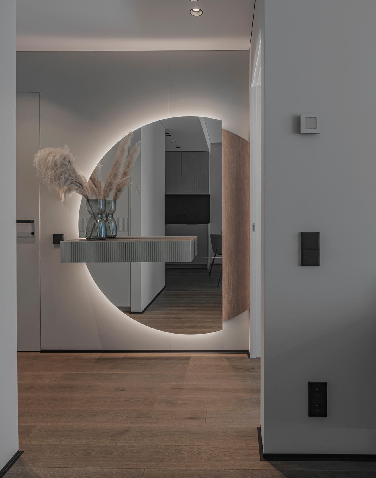 Medinės grindys minimalistiniame, ramių spalvų interjere