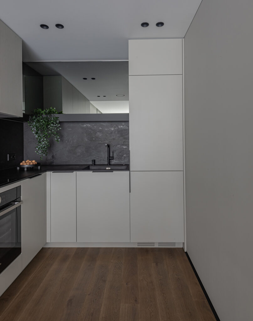 Medinės grindys minimalistiniame, ramių spalvų interjere