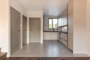 Medinės Vidaus Durys: Natūralus Grožis ir Patvarumas Jūsų Namuose