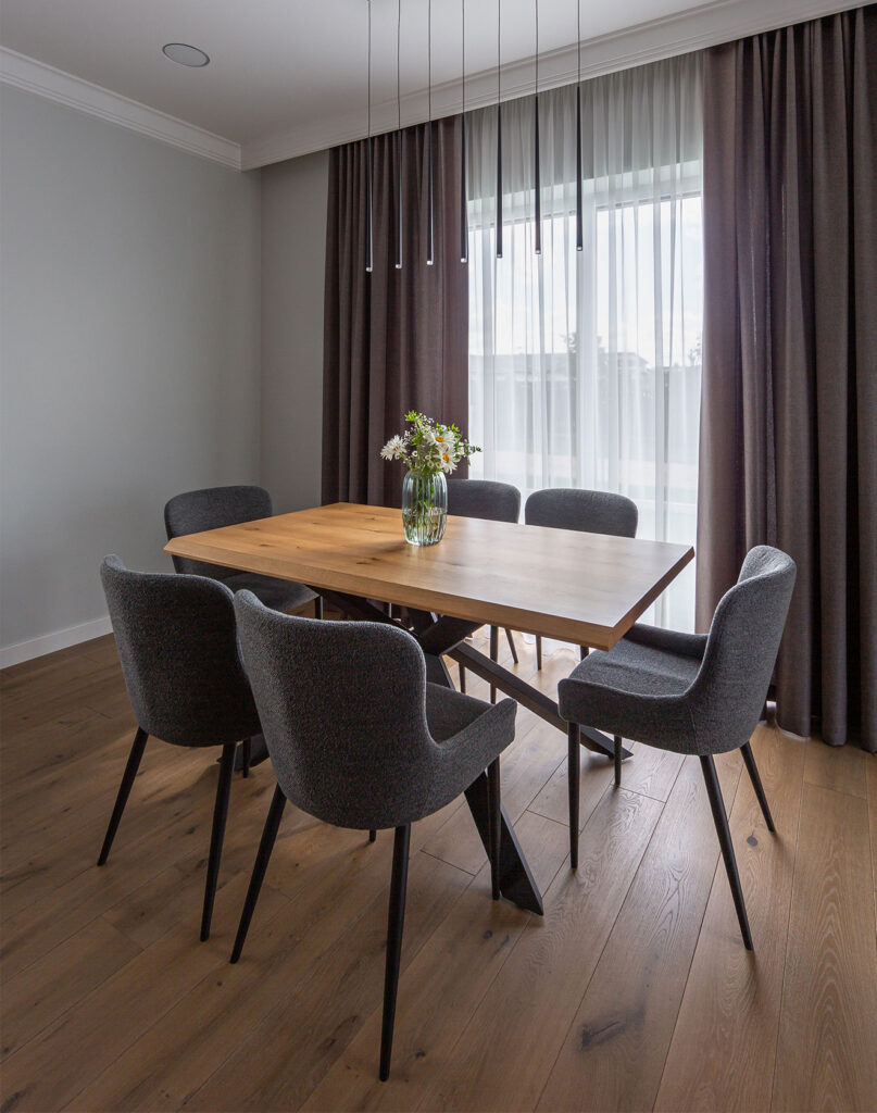 Ne tik grindys, bet ir medinės palangės, durys, grindjuostės – viskas iš vienų rankų